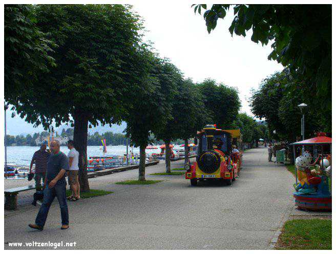 Vue panoramique du lac Traunsee et des Alpes de Salzbourg, symboles de la beauté naturelle autrichienne.