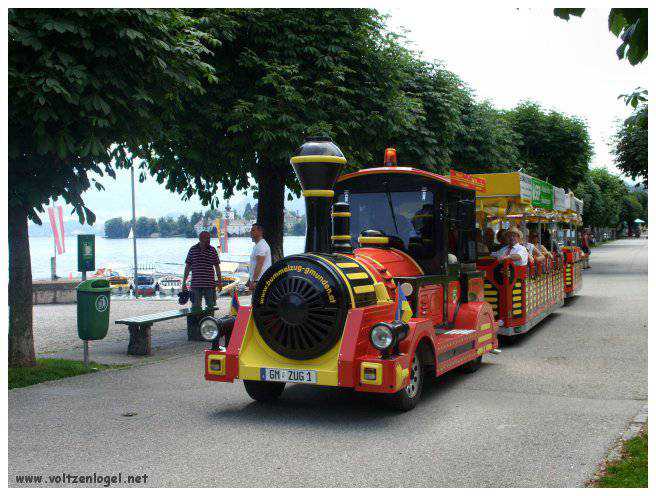 Vue panoramique du lac Traunsee et des Alpes de Salzbourg, symboles de la beauté naturelle autrichienne.