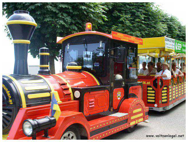 Vue panoramique du lac Traunsee et des Alpes de Salzbourg, symboles de la beauté naturelle autrichienne.