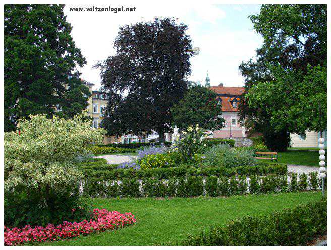 Vue panoramique du lac Traunsee et des Alpes de Salzbourg, symboles de la beauté naturelle autrichienne.