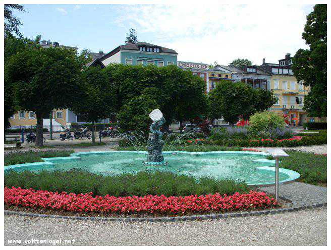 Vue panoramique du lac Traunsee et des Alpes de Salzbourg, symboles de la beauté naturelle autrichienne.