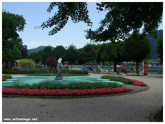Vue panoramique du lac Traunsee et des Alpes de Salzbourg, symboles de la beauté naturelle autrichienne.