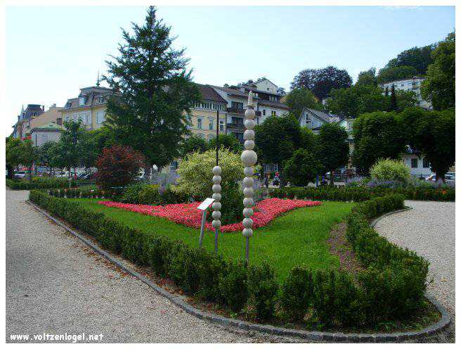 Vue panoramique du lac Traunsee et des Alpes de Salzbourg, symboles de la beauté naturelle autrichienne.