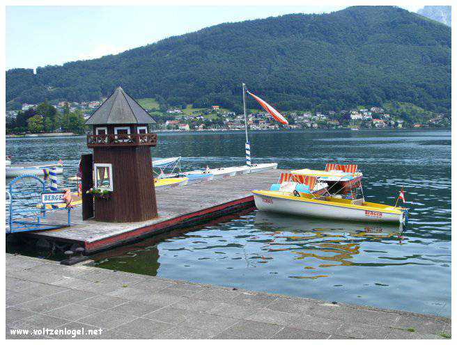 Vue panoramique du lac Traunsee et des Alpes de Salzbourg, symboles de la beauté naturelle autrichienne.