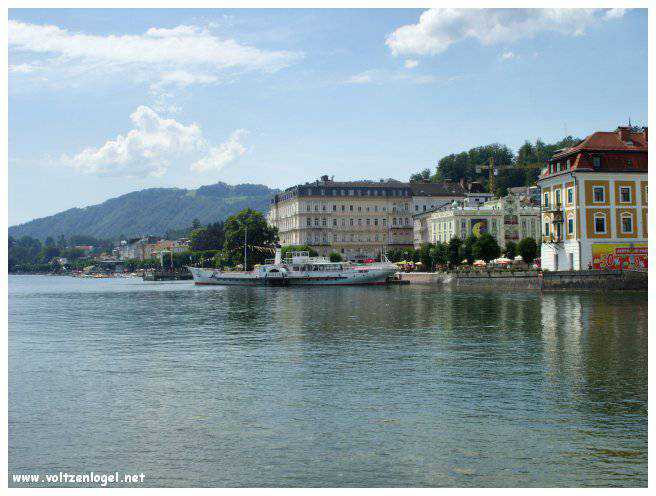 Vue panoramique du lac Traunsee et des Alpes de Salzbourg, symboles de la beauté naturelle autrichienne.