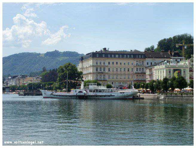 Vue panoramique du lac Traunsee et des Alpes de Salzbourg, symboles de la beauté naturelle autrichienne.