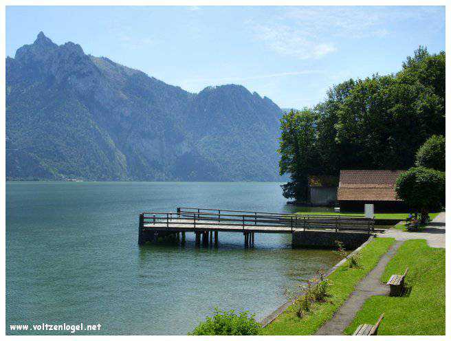 Vue panoramique du lac Traunsee et des Alpes de Salzbourg, symboles de la beauté naturelle autrichienne.