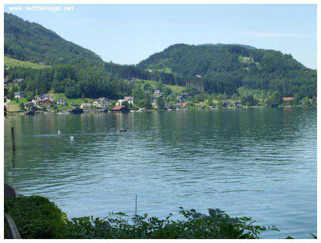 Vue panoramique du lac Traunsee et des Alpes de Salzbourg, symboles de la beauté naturelle autrichienne.