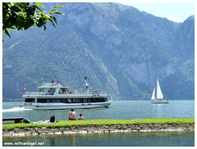 Vue panoramique du lac Traunsee et des Alpes de Salzbourg, symboles de la beauté naturelle autrichienne.