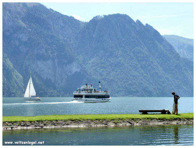 Vue panoramique du lac Traunsee et des Alpes de Salzbourg, symboles de la beauté naturelle autrichienne.