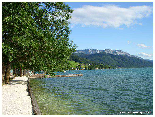 Vue panoramique sur le lac Attersee à Weyregg am Attersee, Salzkammergut, Autriche.