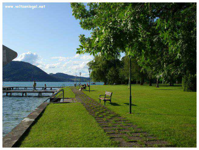 Vue panoramique sur le lac Attersee à Weyregg am Attersee, Salzkammergut, Autriche.