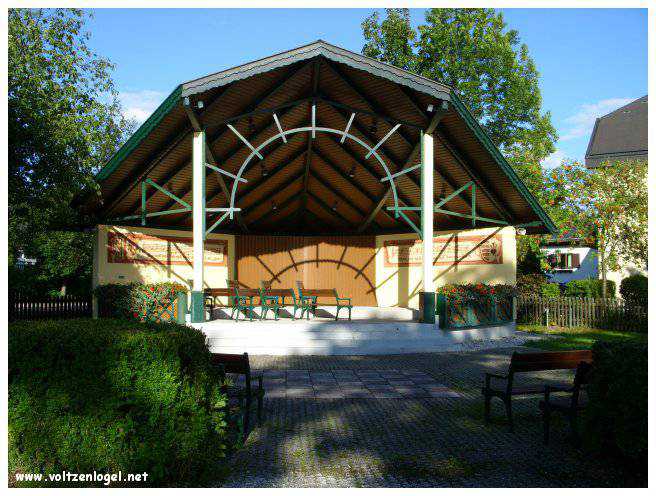 Vue panoramique sur le lac Attersee à Weyregg am Attersee, Salzkammergut, Autriche.