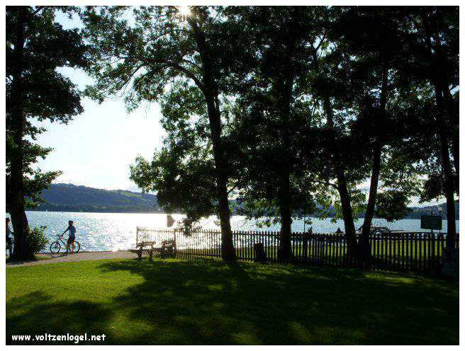 Vue panoramique sur le lac Attersee à Weyregg am Attersee, Salzkammergut, Autriche.