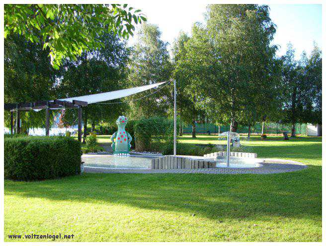 Vue panoramique sur le lac Attersee à Weyregg am Attersee, Salzkammergut, Autriche.