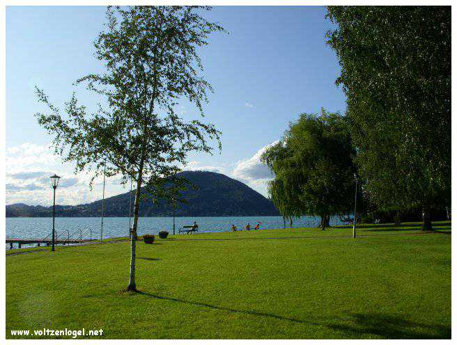 Vue panoramique sur le lac Attersee à Weyregg am Attersee, Salzkammergut, Autriche.