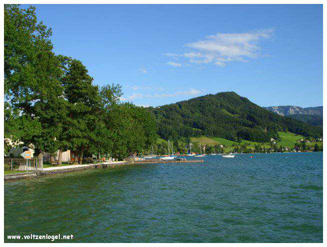 Vue panoramique sur le lac Attersee à Weyregg am Attersee, Salzkammergut, Autriche.