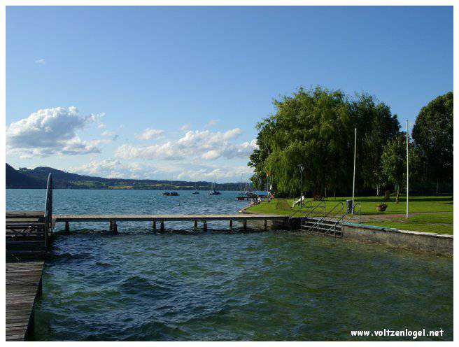 Vue panoramique sur le lac Attersee à Weyregg am Attersee, Salzkammergut, Autriche.