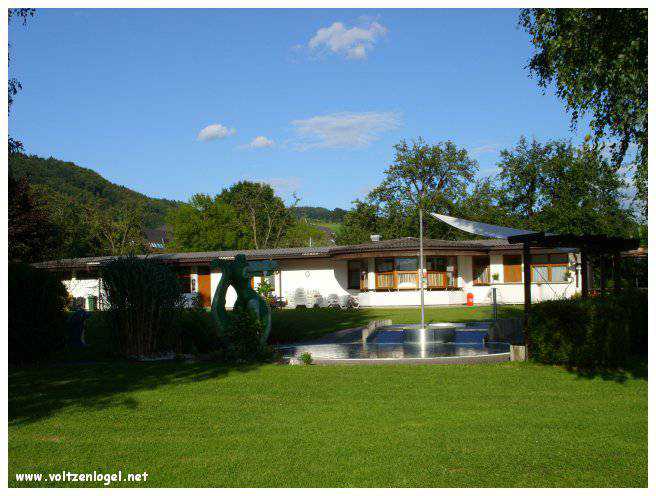 Vue panoramique sur le lac Attersee à Weyregg am Attersee, Salzkammergut, Autriche.