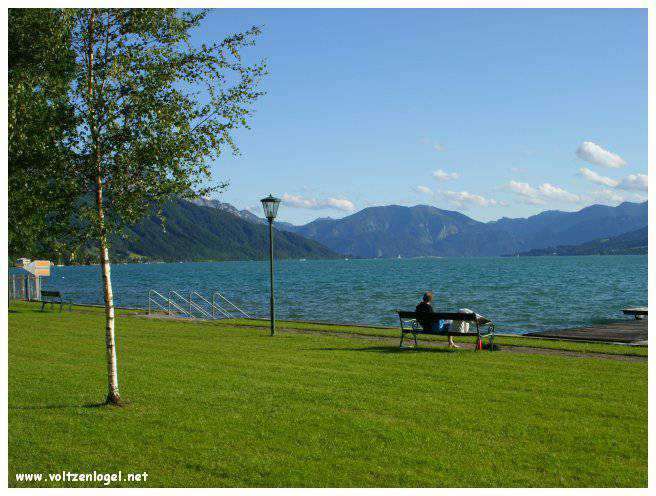 Vue panoramique sur le lac Attersee à Weyregg am Attersee, Salzkammergut, Autriche.