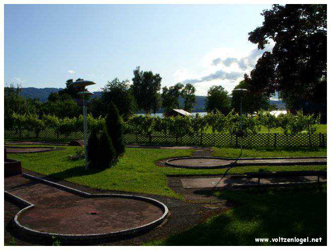 Vue panoramique sur le lac Attersee à Weyregg am Attersee, Salzkammergut, Autriche.