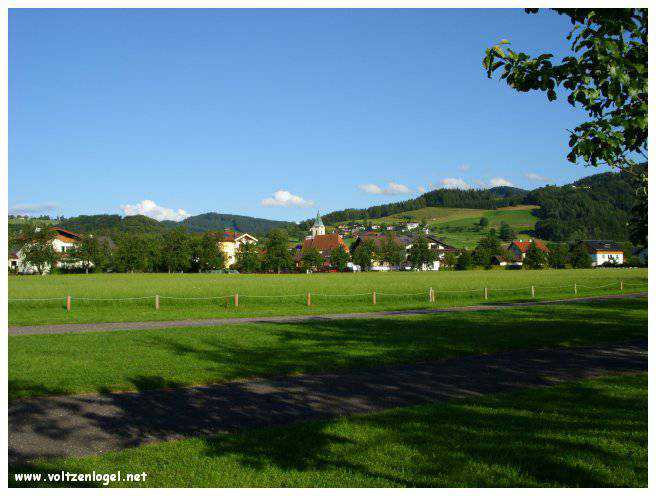 Vue panoramique sur le lac Attersee à Weyregg am Attersee, Salzkammergut, Autriche.