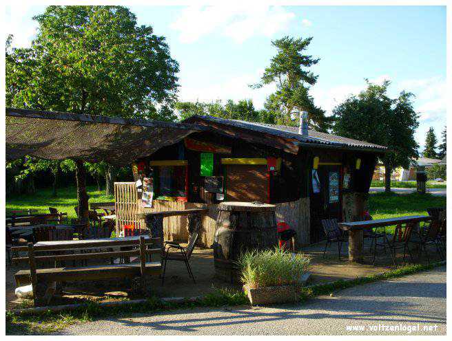 Vue panoramique sur le lac Attersee à Weyregg am Attersee, Salzkammergut, Autriche.