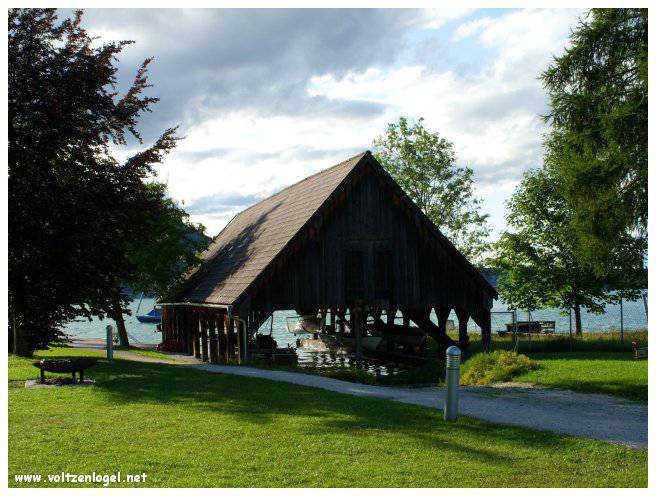 Vue panoramique sur le lac Attersee à Weyregg am Attersee, Salzkammergut, Autriche.