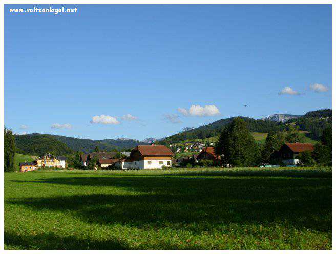 Vue panoramique sur le lac Attersee à Weyregg am Attersee, Salzkammergut, Autriche.