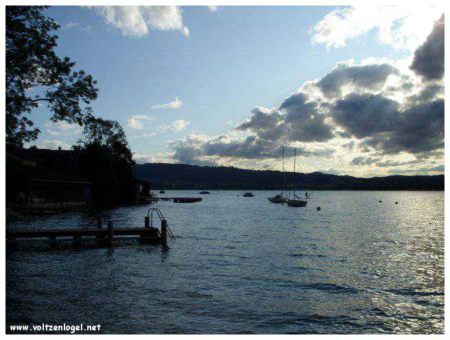 Vue panoramique sur le lac Attersee à Weyregg am Attersee, Salzkammergut, Autriche.