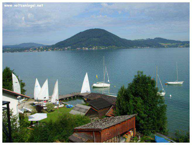 Vue panoramique sur le lac Attersee à Weyregg am Attersee, Salzkammergut, Autriche.