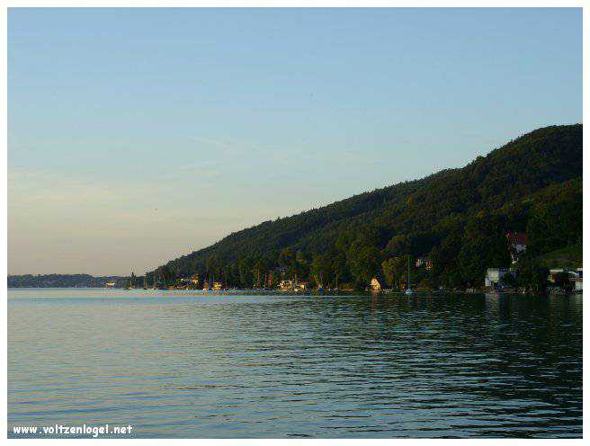 Vue panoramique sur le lac Attersee à Weyregg am Attersee, Salzkammergut, Autriche.
