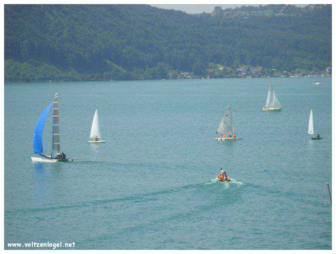 Vue panoramique sur le lac Attersee à Weyregg am Attersee, Salzkammergut, Autriche.