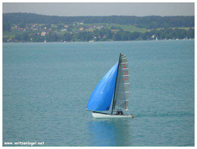 Vue panoramique sur le lac Attersee à Weyregg am Attersee, Salzkammergut, Autriche.