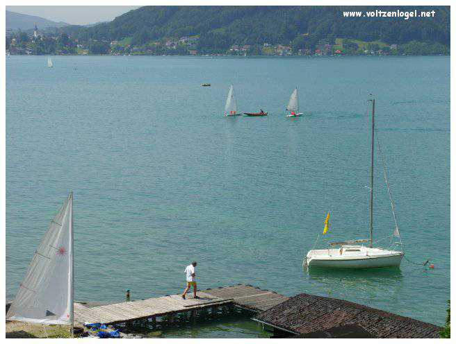 Vue panoramique sur le lac Attersee à Weyregg am Attersee, Salzkammergut, Autriche.