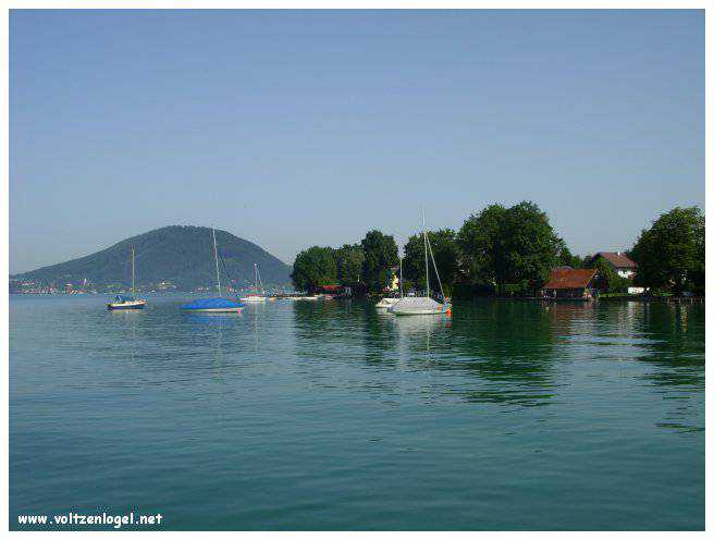Vue panoramique sur le lac Attersee à Weyregg am Attersee, Salzkammergut, Autriche.