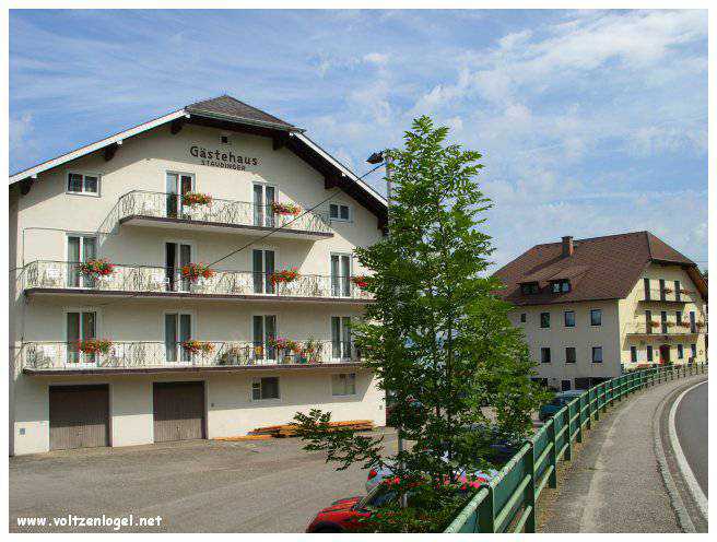 Vue panoramique sur le lac Attersee à Weyregg am Attersee, Salzkammergut, Autriche.