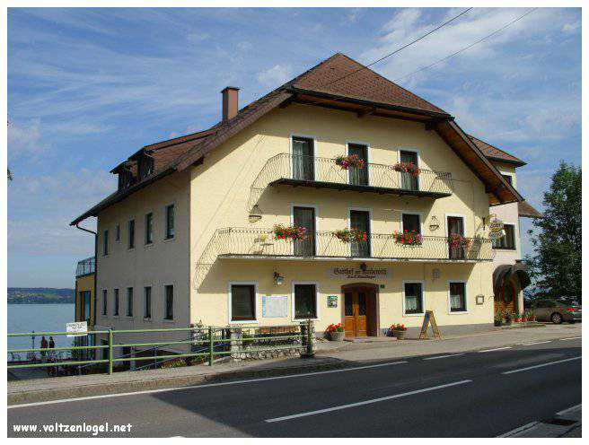Vue panoramique sur le lac Attersee à Weyregg am Attersee, Salzkammergut, Autriche.