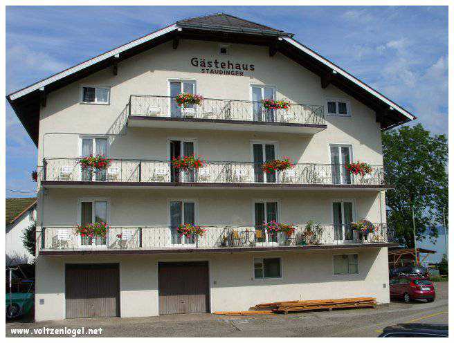 Vue panoramique sur le lac Attersee à Weyregg am Attersee, Salzkammergut, Autriche.