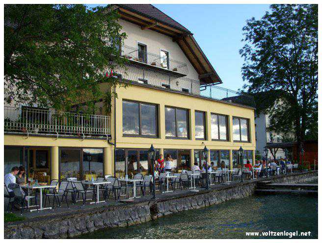 Vue panoramique sur le lac Attersee à Weyregg am Attersee, Salzkammergut, Autriche.