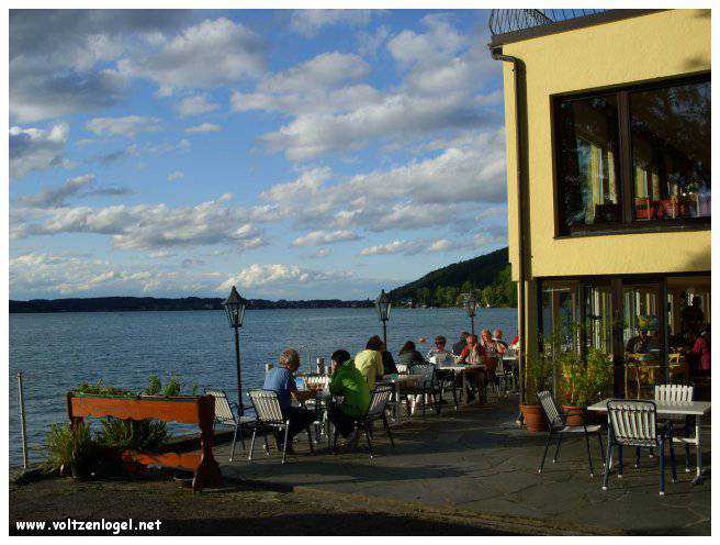 Vue panoramique sur le lac Attersee à Weyregg am Attersee, Salzkammergut, Autriche.