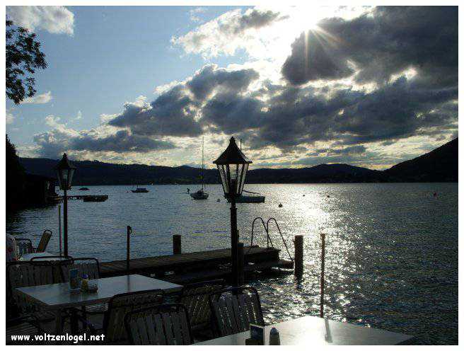 Vue panoramique sur le lac Attersee à Weyregg am Attersee, Salzkammergut, Autriche.