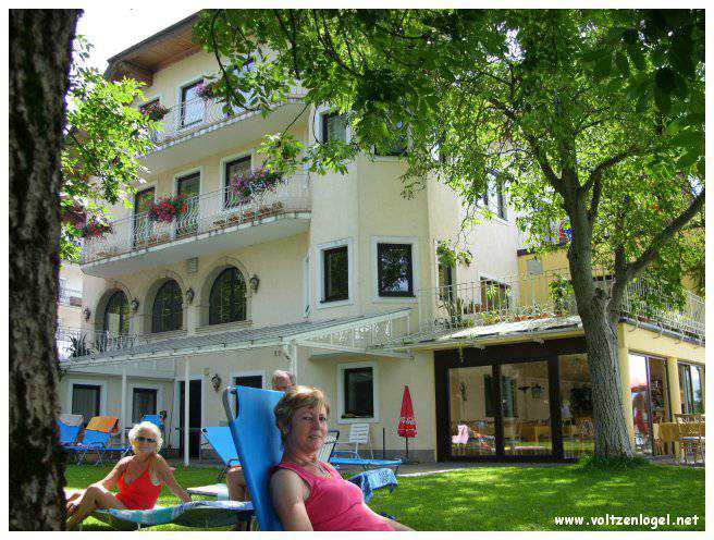 Vue panoramique sur le lac Attersee à Weyregg am Attersee, Salzkammergut, Autriche.