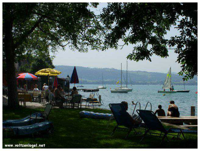 Vue panoramique sur le lac Attersee à Weyregg am Attersee, Salzkammergut, Autriche.