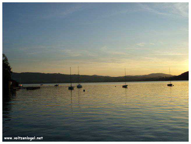 Vue panoramique sur le lac Attersee à Weyregg am Attersee, Salzkammergut, Autriche.