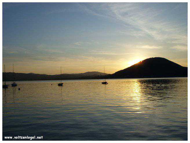 Vue panoramique sur le lac Attersee à Weyregg am Attersee, Salzkammergut, Autriche.