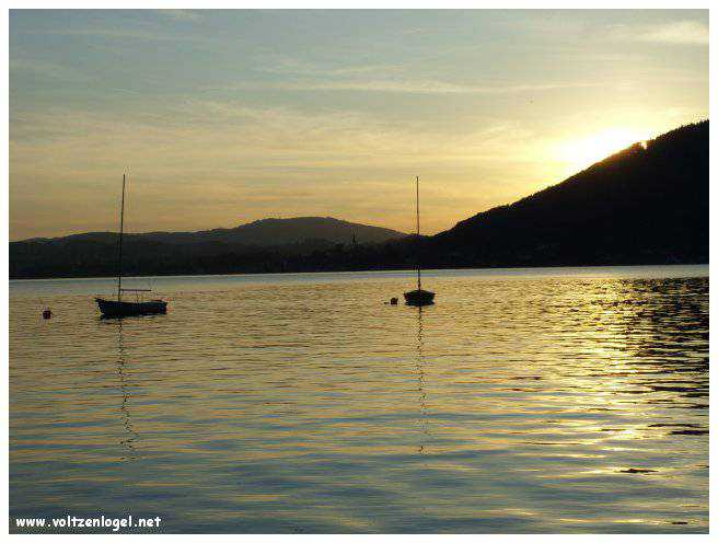 Vue panoramique sur le lac Attersee à Weyregg am Attersee, Salzkammergut, Autriche.