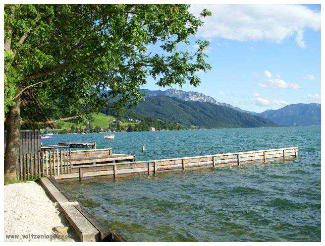 Vue panoramique sur le lac Attersee à Weyregg am Attersee, Salzkammergut, Autriche.
