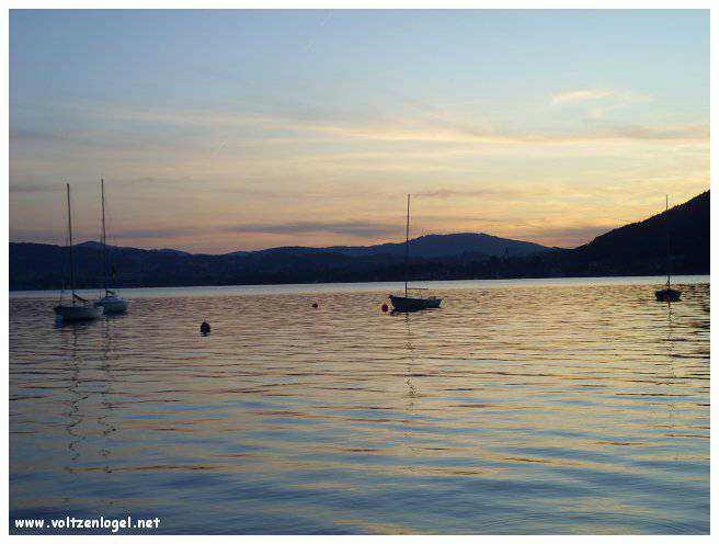 Vue panoramique sur le lac Attersee à Weyregg am Attersee, Salzkammergut, Autriche.