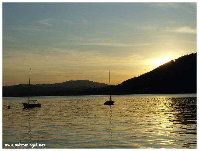 Vue panoramique sur le lac Attersee à Weyregg am Attersee, Salzkammergut, Autriche.